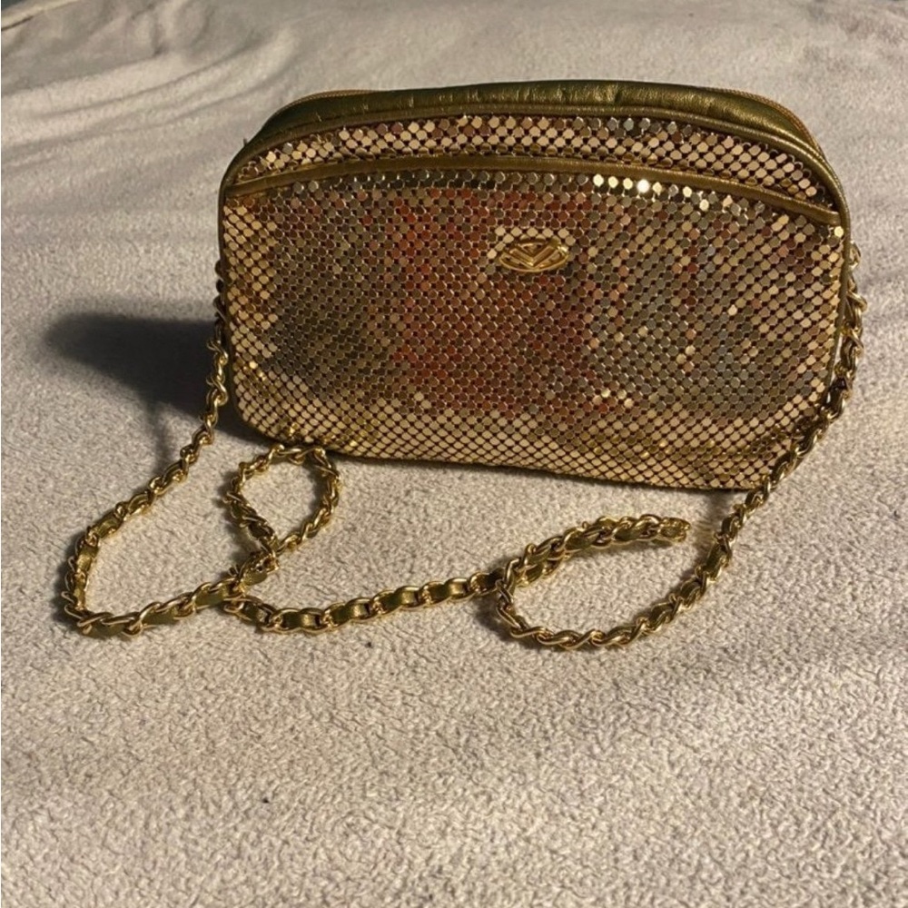 Vintage gold mesh metal purse
Chainlink / chainmail